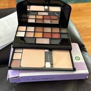 Compact Fashion Make-up Dressing Case‎ Key Essentials in a compact case.